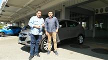 Oktay Yörek (li) und sein Kollege mit seinem Hyundai iX 35
